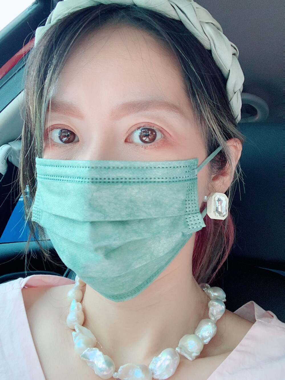 ピンク系のシャツ/ブラウス、ホワイト系のスカート、グリーン系のパンプスを着用したレディースの夏コーディネートの2枚目の写真