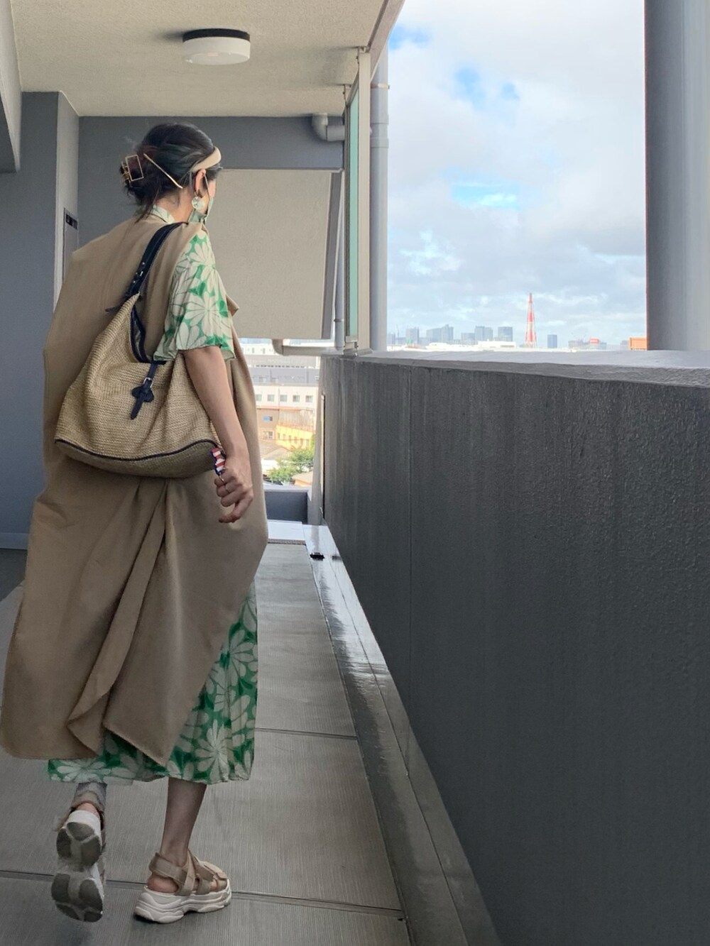 ベージュ系のその他アウター、グリーン系のその他パンツ、ベージュ系のショルダーバッグを着用したレディースの夏コーディネートの2枚目の写真