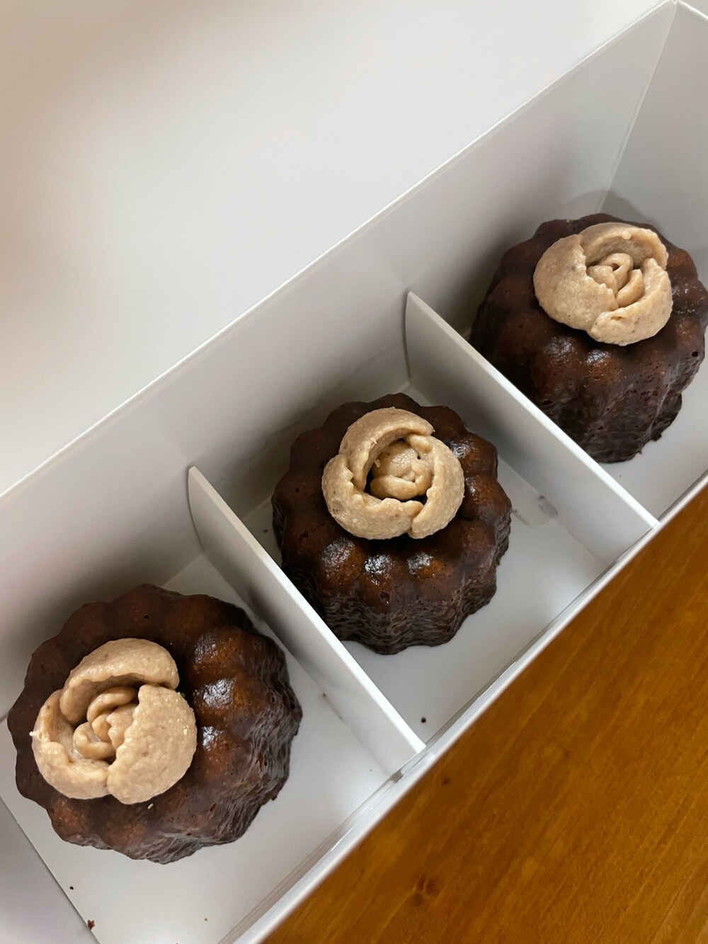 ホワイト系のブルゾン、ホワイト系のベスト、ベージュ系のニット/セーターを着用したレディースの春コーディネートの2枚目の写真