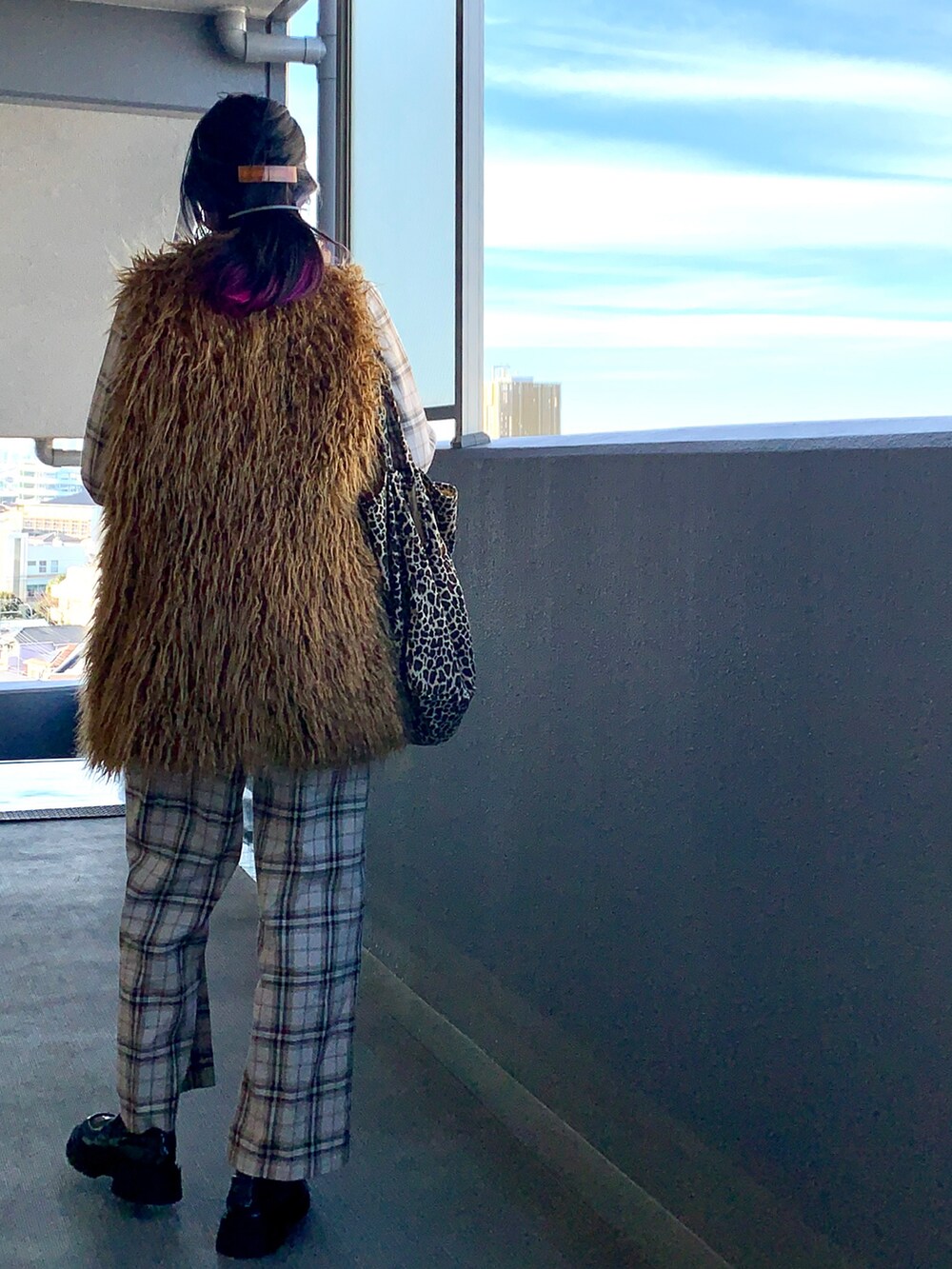 ピンク系のショルダーバッグ、グレー系のテーラードジャケット、グレー系のその他パンツを着用したレディースの冬コーディネートの2枚目の写真