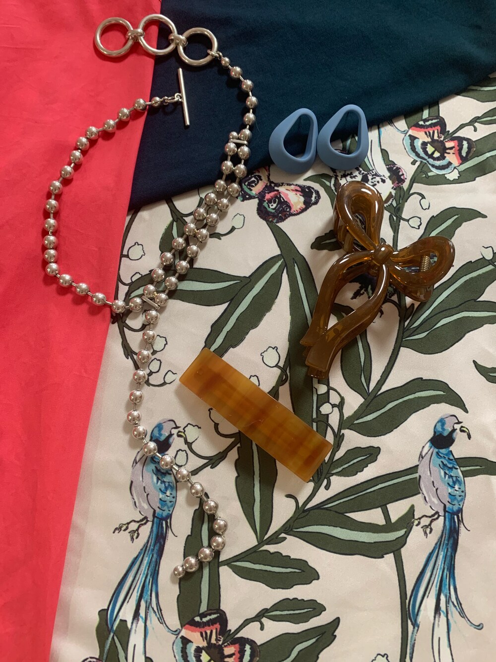 ホワイト系のショルダーバッグ、ホワイト系のスカート、ブラウン系のブーツを着用したレディースの秋コーディネートの3枚目の写真