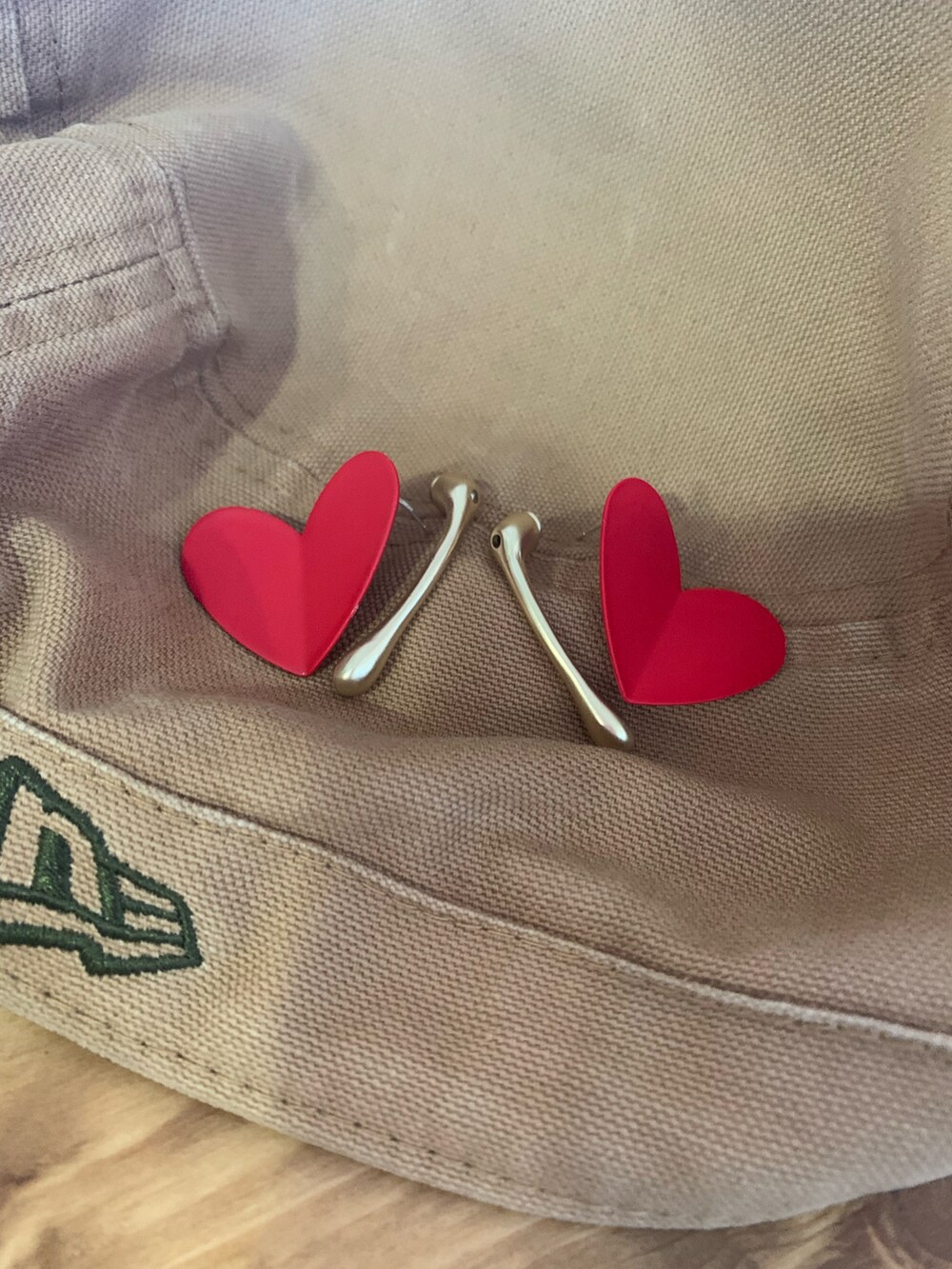 ブルー系のTシャツ/カットソー、レッド系のスカート、ベージュ系のドレスシューズを着用したレディースの夏コーディネートの2枚目の写真