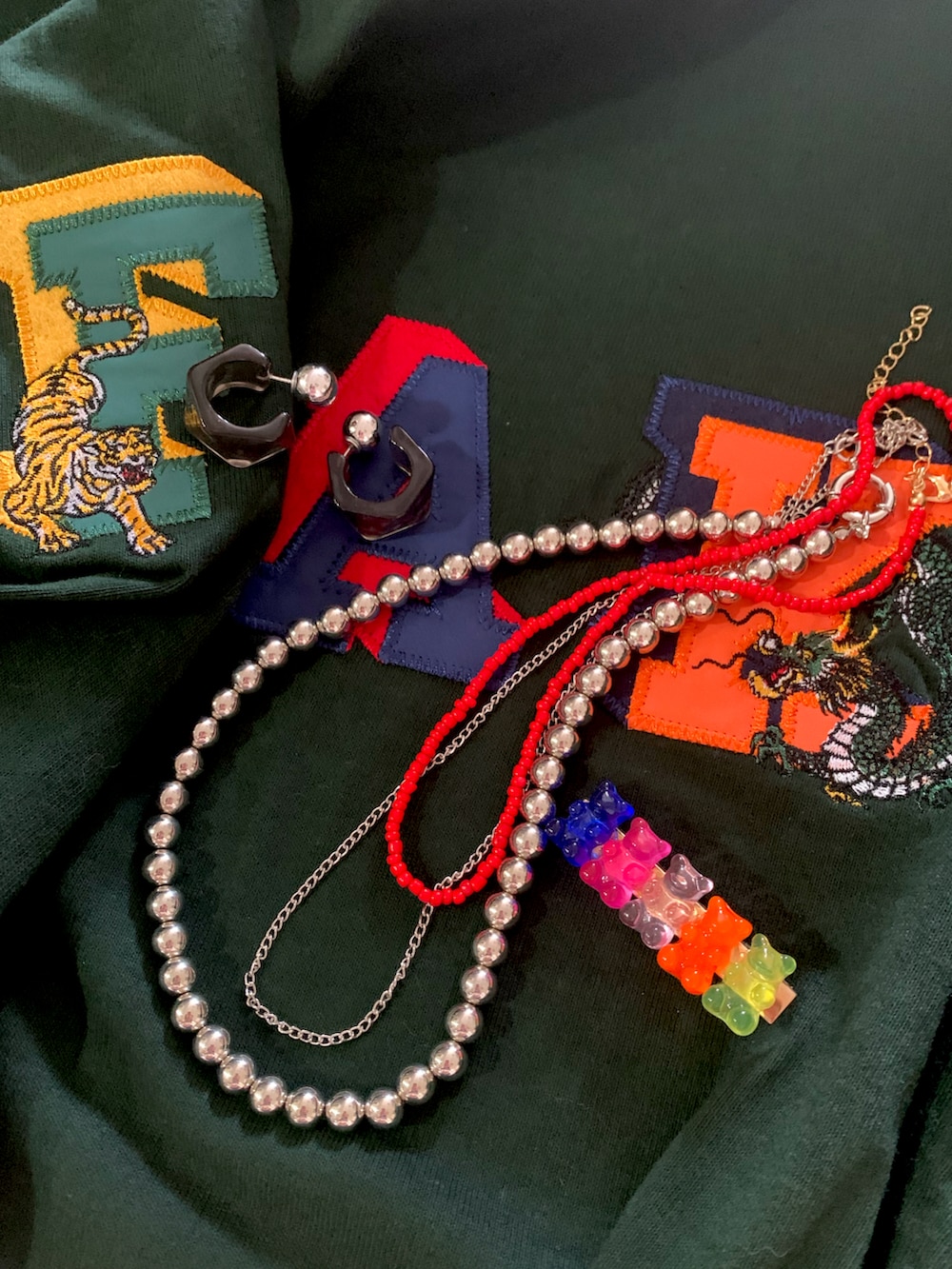 イエロー系のショルダーバッグ、グリーン系のTシャツ/カットソー、ブルー系のスカートを着用したレディースの夏コーディネートの2枚目の写真