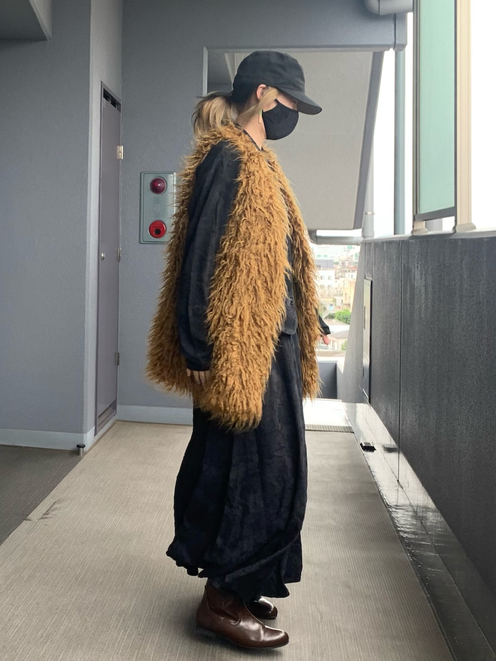 「オトナカジュアル、秋服、初秋コーデ、ゆるコーデ、休日スタイル、アラフィフ、スカート、ロングブーツ、ブラックコーデ、ワークキャップ、ファーベスト、ベスト、ファー、セットアップ、セットアップスタイル」｜「NEW ERAの【NEW ERA】NE WM01（キャップ、ブラック系）」を使った、OBASanNOʕ•ᴥ•ʔさん（レディース・161cm）の秋コーディネートの2枚目の写真
