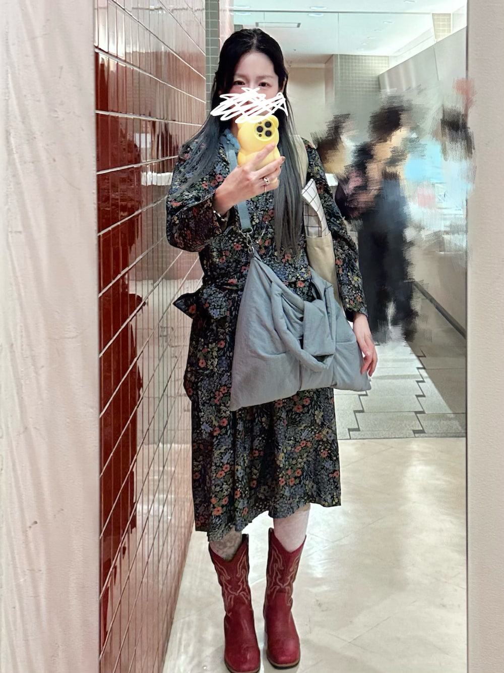 ブルー系のトートバッグを着用したレディースの秋コーディネートの2枚目の写真