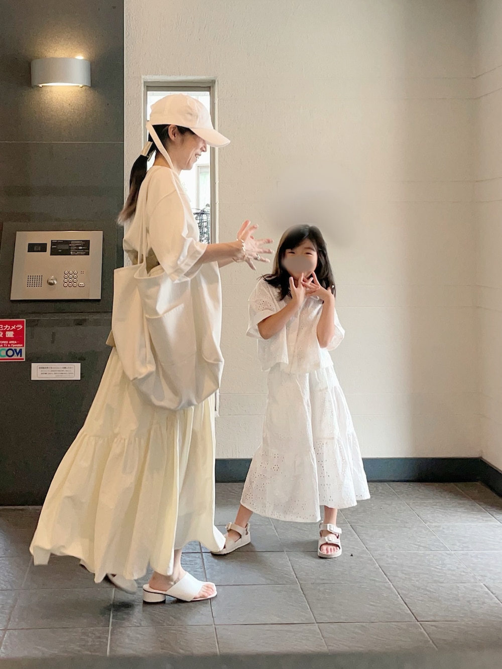 ベージュ系のその他トップス、ホワイト系のスカート、ホワイト系のサンダルを着用したレディースの夏コーディネートの2枚目の写真