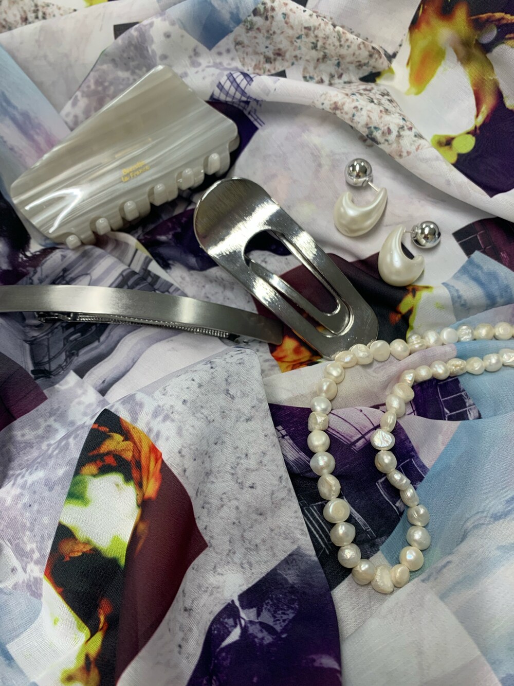 ホワイト系のワンピース、ブルー系のシャツ/ブラウス、オレンジ系のタンクトップを着用したレディースの夏コーディネートの2枚目の写真