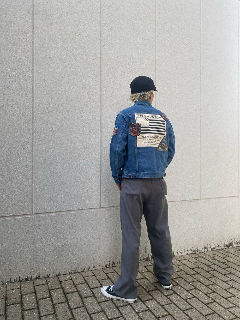 ブルー系のデニムジャケット、ホワイト系のTシャツ/カットソーを着用したメンズの夏コーディネートの2枚目の写真