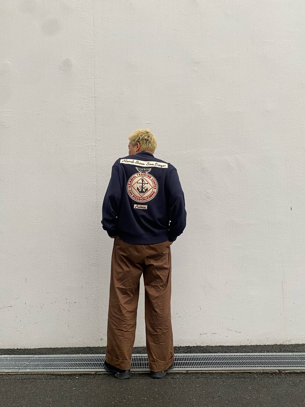 ブルー系のジャージを着用したメンズの冬コーディネートの2枚目の写真