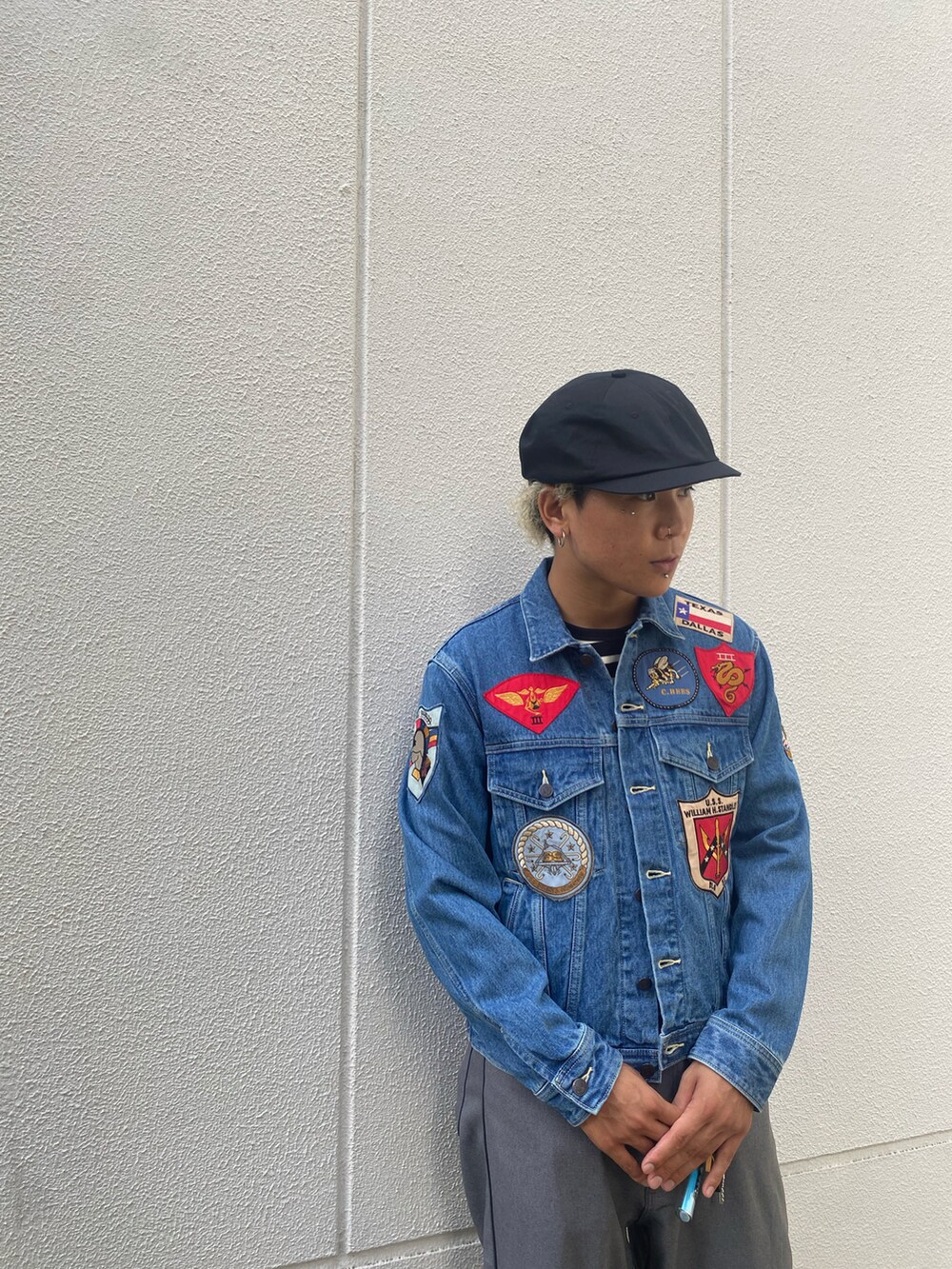 ブルー系のデニムジャケット、ホワイト系のTシャツ/カットソーを着用したメンズの夏コーディネートの3枚目の写真