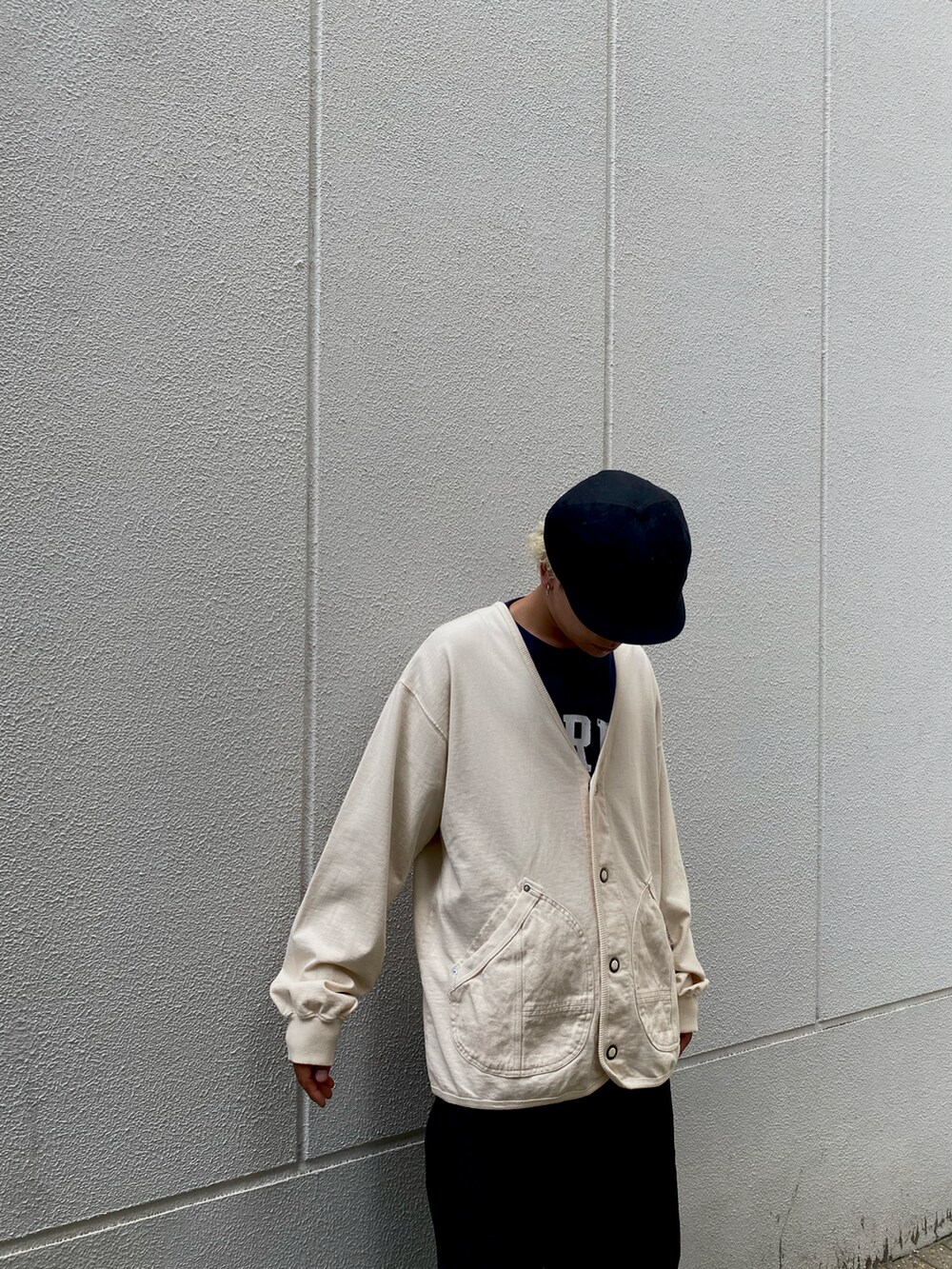 ベージュ系のカーディガン/ボレロを着用したメンズの夏コーディネートの3枚目の写真