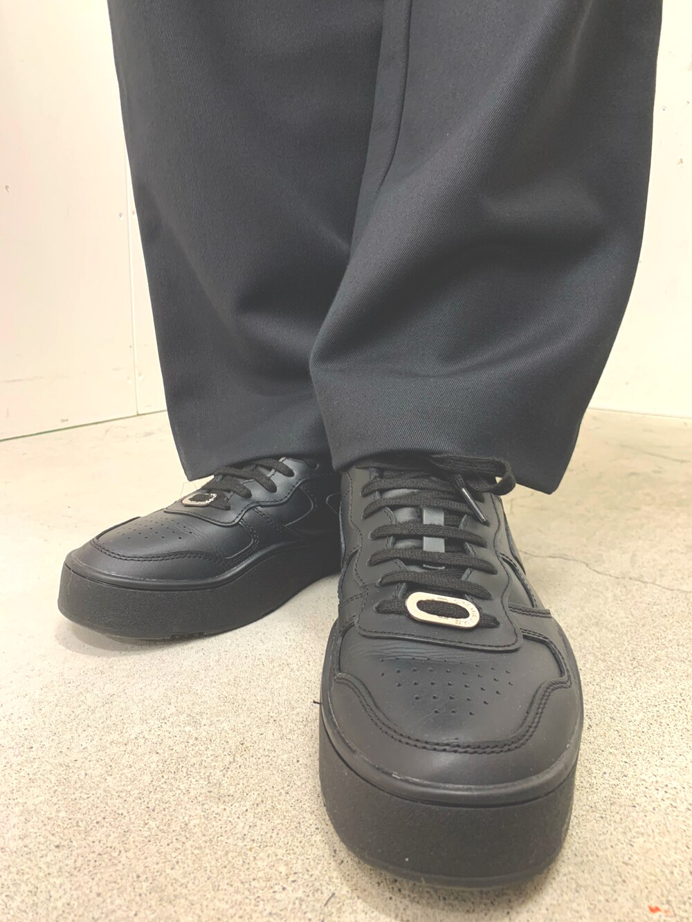 ブラック系のその他パンツ、ブラック系のシャツ/ブラウス、ブラック系のスニーカーを着用したメンズの秋コーディネートの3枚目の写真