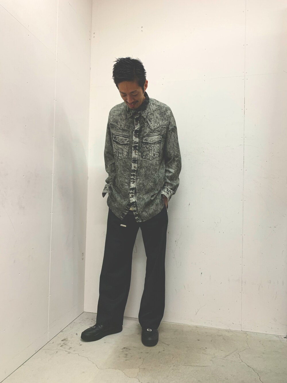 ブラック系のその他パンツ、ブラック系のシャツ/ブラウス、ブラック系のスニーカーを着用したメンズの秋コーディネートの2枚目の写真