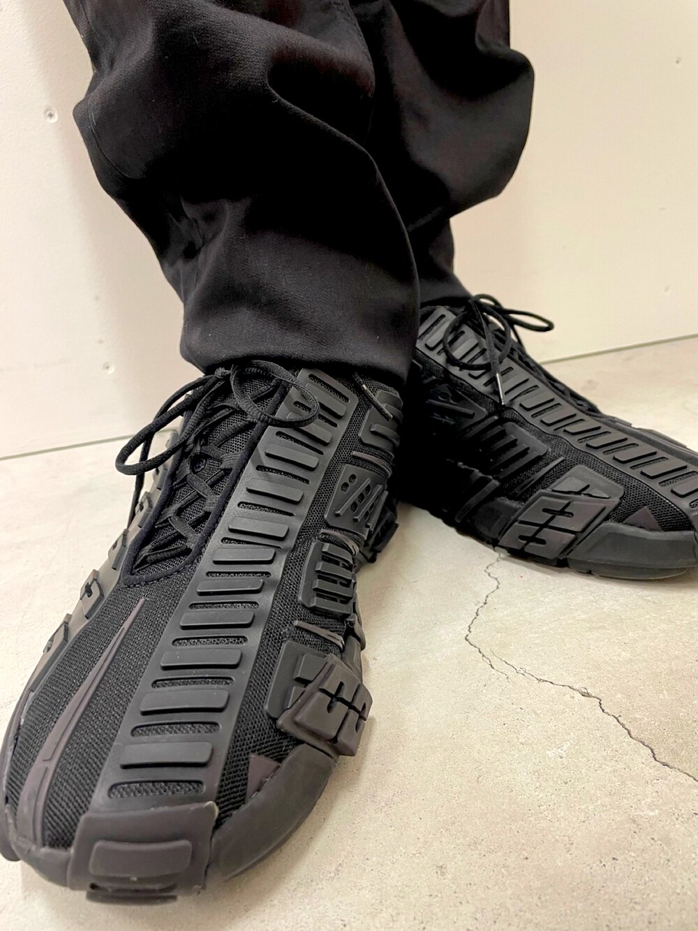 ブラック系のデニムパンツ、ブラック系のスニーカー、ブラック系のシャツ/ブラウスを着用したメンズの春コーディネートの2枚目の写真