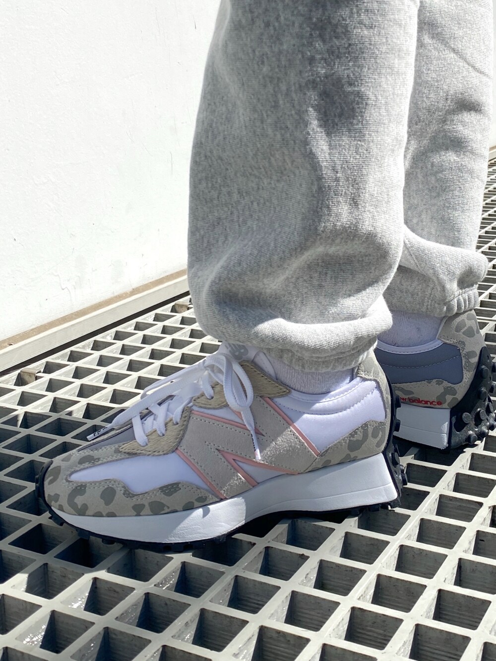 「wearhalloween2021、x-girl、New Balance、atmos、エックスガール、おしゃれさんと繋がりたい、Champion、コラボ、スウェット、スウェットパンツ、冬コーデ」｜「X-girlのCONTRAST LINE RIB TOP（Tシャツ/カットソー、ブルー系）」を使った、MIKUさん（レディース・158cm）の秋コーディネートの2枚目の写真