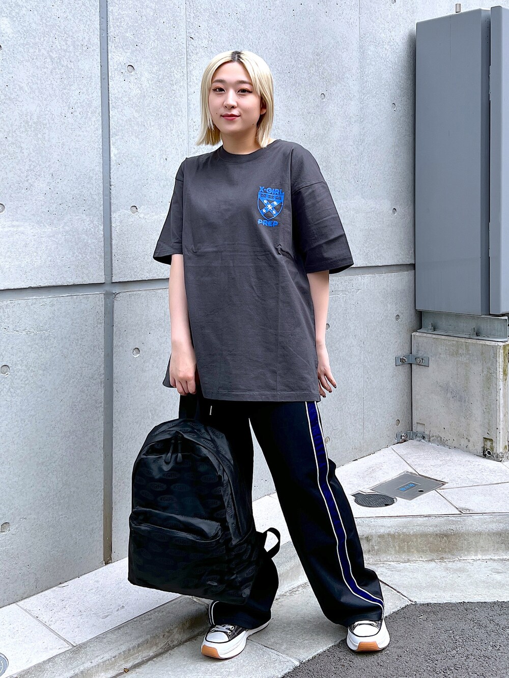 「春コーデ、春、初夏コーデ、パンツコーデ、x-girl、エックスガール、ラインパンツ、ジャージーパンツ、オーバーサイズ、おしゃれさんと繋がりたい、チャコールグレー」｜「X-girlのSIDE LINE JERSEY PANTS（その他パンツ、ブラック系）」を使った、MIKUさん（レディース・158cm）の春コーディネートの2枚目の写真