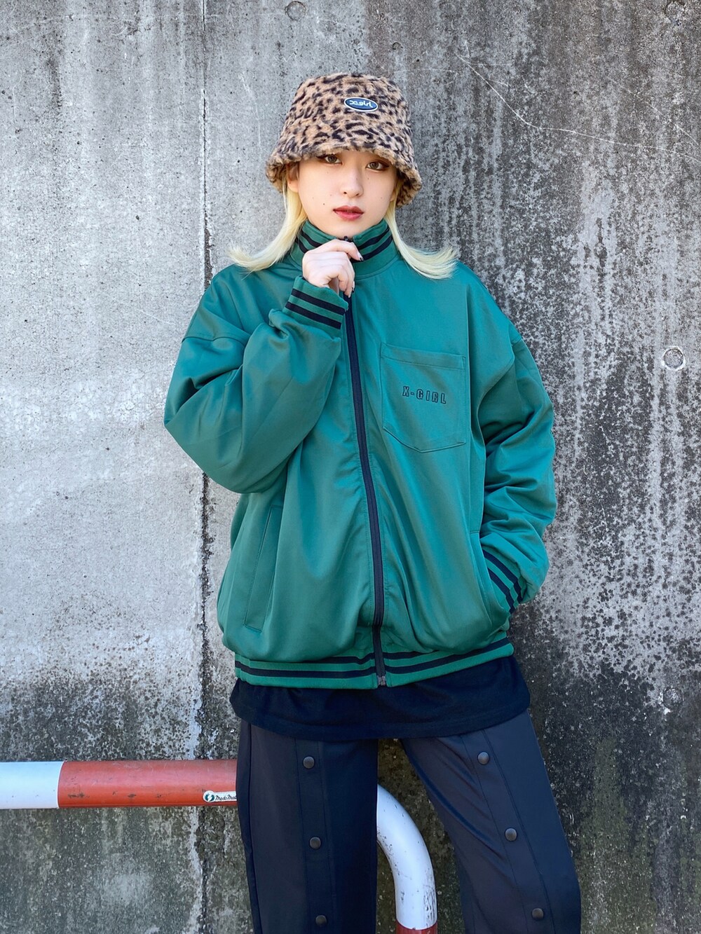 「wearhalloween2021、休日コーデ、秋コーデ、休日スタイル、おしゃれさんと繋がりたい、x-girl、エックスガール、リバーシブル、グリーン、ジャージ、バケツハット」｜「X-girlのFUR BUCKET HAT（ハット、ベージュ系）」を使った、MIKUさん（レディース・158cm）の秋コーディネートの2枚目の写真