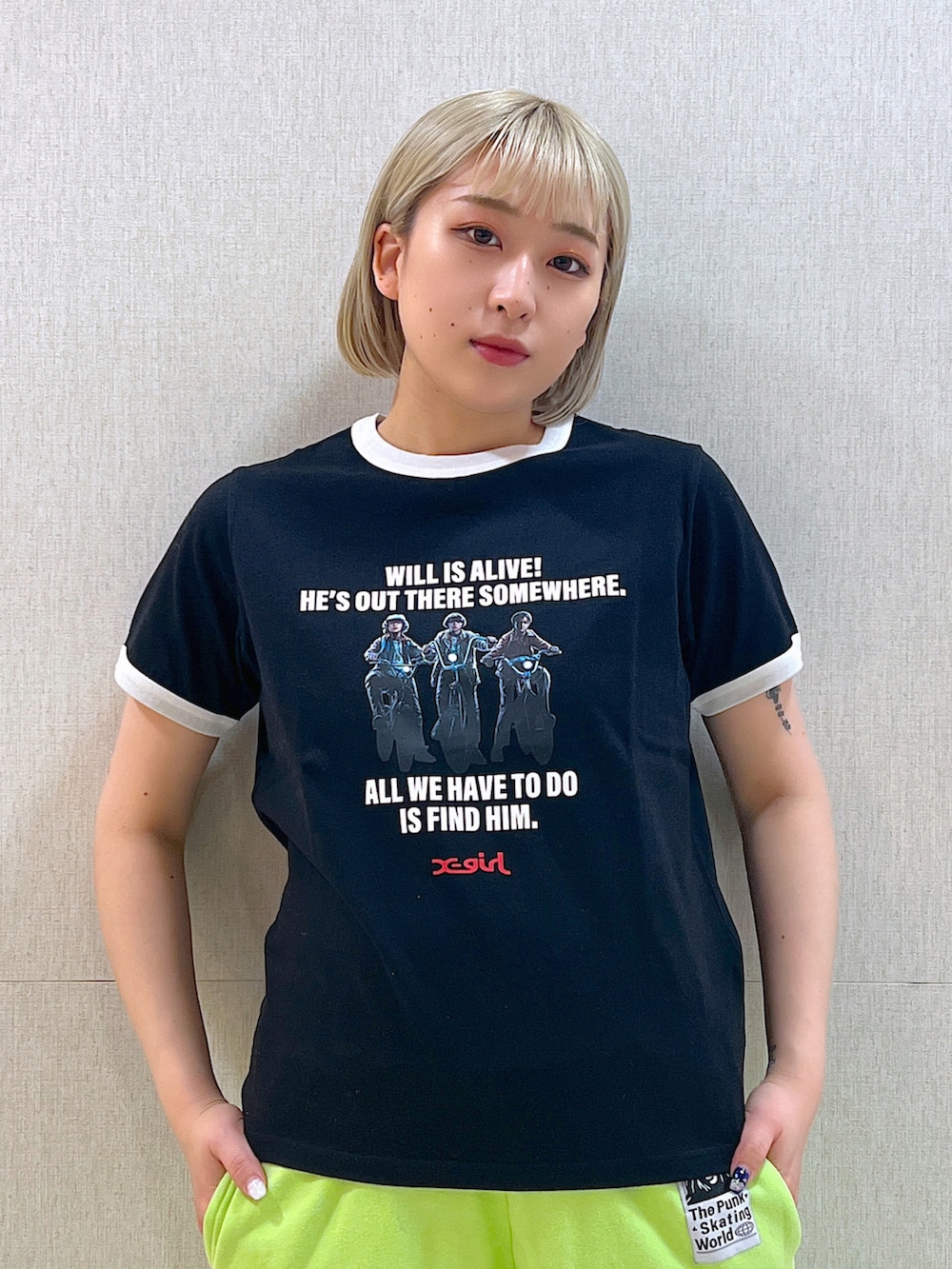 「パンツスタイル、今日のコーデ、おしゃれさんと繋がりたい、オーバーサイズ、デニムジャケット、ストレンジャーシングス、リンガーTシャツ、スウェットパンツ、ストリート、ootd」｜「X-girlのPANELLED DENIM COAT（デニムジャケット、ブルー系）」を使った、MIKUさん（レディース・158cm）の冬コーディネートの2枚目の写真
