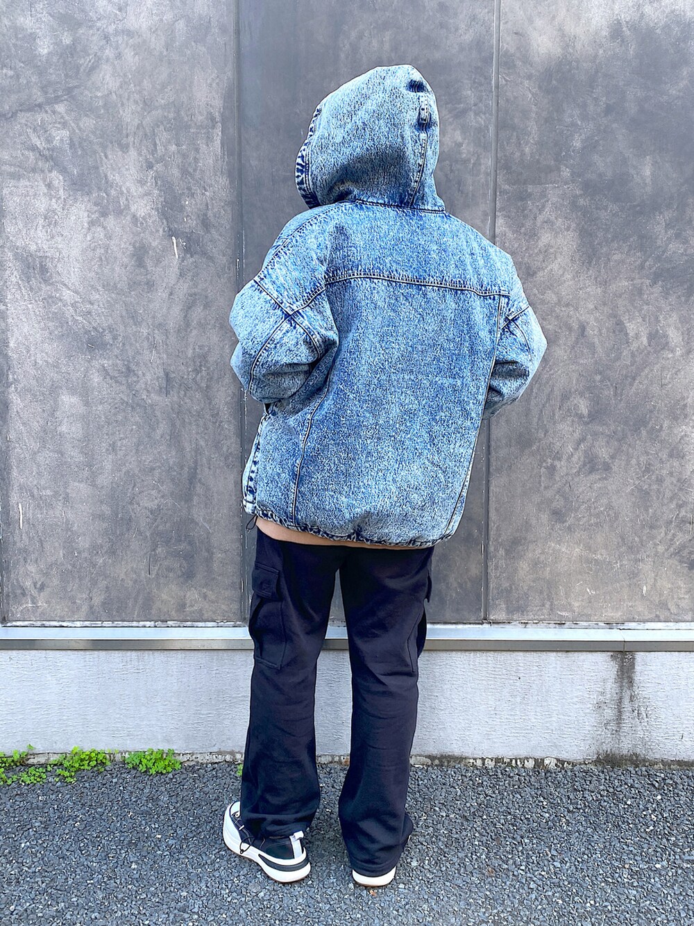 「クリスマスに着たい服、ストリート、x-girl、エックスガール、ootd、おしゃれさんと繋がりたい、デニム、カーゴパンツ、ニット帽、アニマル柄、レオパード、オーバーサイズ、スウエット」｜「X-girlのMELANGE KNIT CAP（ニットキャップ/ビーニー、ホワイト系）」を使った、MIKUさん（レディース・158cm）の冬コーディネートの2枚目の写真