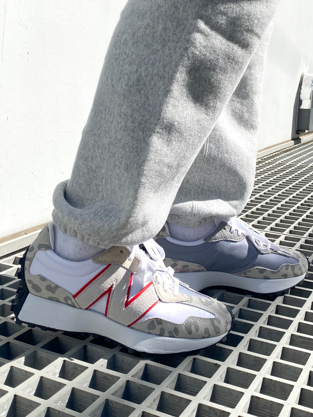 「wearhalloween2021、x-girl、New Balance、atmos、エックスガール、おしゃれさんと繋がりたい、Champion、コラボ、スウェット、スウェットパンツ、冬コーデ」｜「X-girlのCONTRAST LINE RIB TOP（Tシャツ/カットソー、ブルー系）」を使った、MIKUさん（レディース・158cm）の秋コーディネートの3枚目の写真