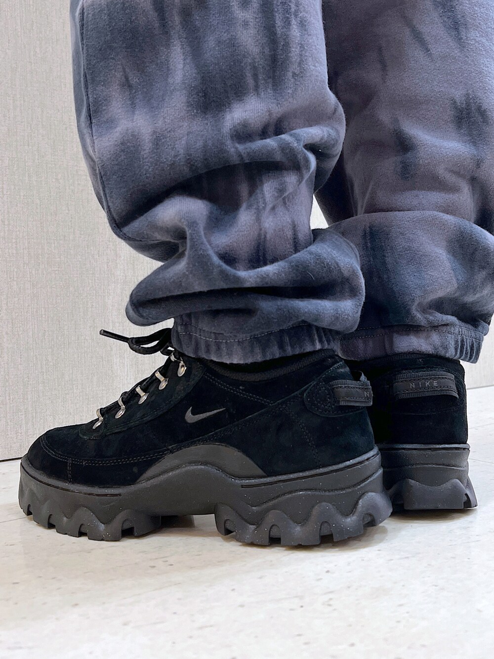 「休日コーデ、パンツスタイル、セットアップ、スウェットパンツ、タイダイ柄、パーカー、ストリート、NIKE、スニーカー、x-girl、エックスガール、おしゃれさんと繋がりたい、ootd」｜「X-girlのTIE-DYE SWEAT HOODIE（パーカー、ブラック系）」を使った、MIKUさん（レディース・158cm）の冬コーディネートの3枚目の写真
