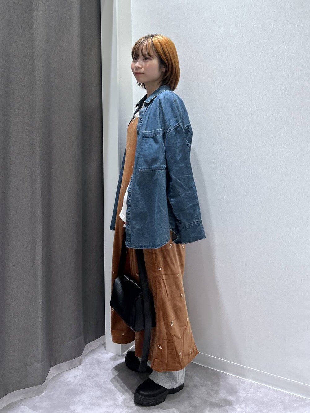 ブルー系のシャツ/ブラウス、ブラック系のショルダーバッグ、グレー系のスウェットパンツを着用したレディースの秋コーディネートの6枚目の写真