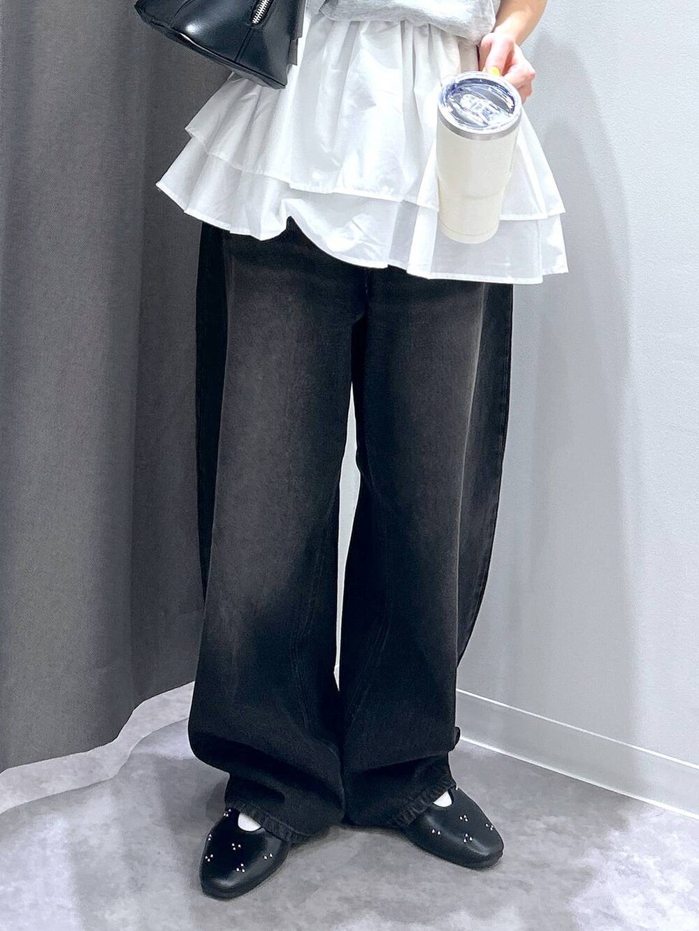 「着痩せ・細見え、個性派、ヘルシー、差し色コーデ、ベーシック/シンプル、きれいめ、カジュアル、LAKOLE、夏コーデ、ガーリー」｜「LAKOLEのオーバーダイカーブデニム / 147147（デニムパンツ、ブラック系）」を使った、takiさん（レディース・158cm）の夏コーディネートの3枚目の写真