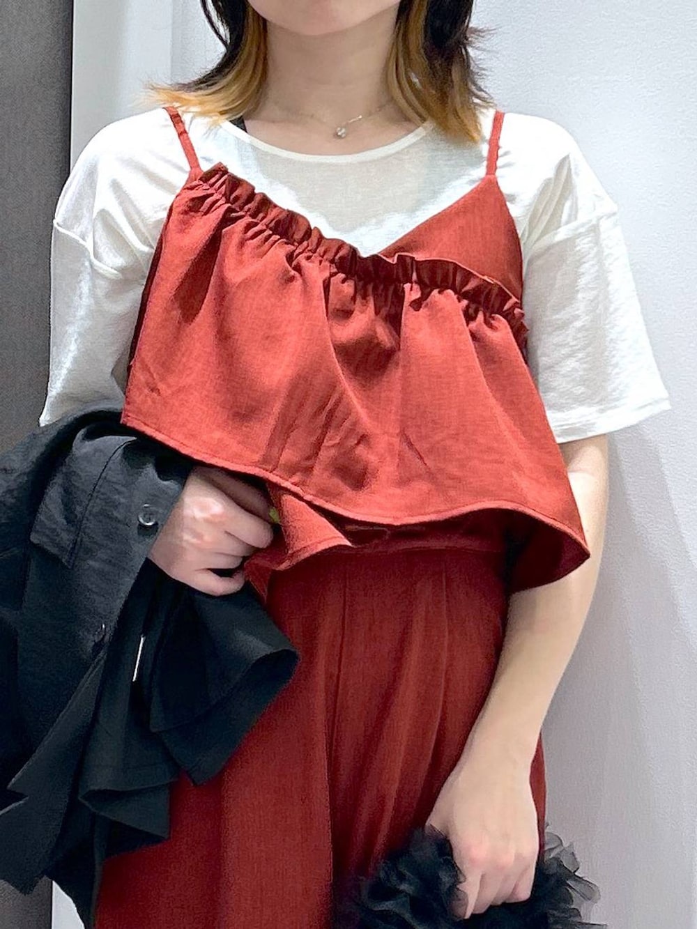 「着痩せ・細見え、個性派、ヘルシー、差し色コーデ、メンズライク、ベーシック/シンプル、きれいめ、カジュアル、LAKOLE、夏コーデ、サロペット、オケージョン」｜「LAKOLEのチュールフリル2WAYバッグ / 250979（ショルダーバッグ、ブラック系）」を使った、takiさん（レディース・158cm）の夏コーディネートの2枚目の写真