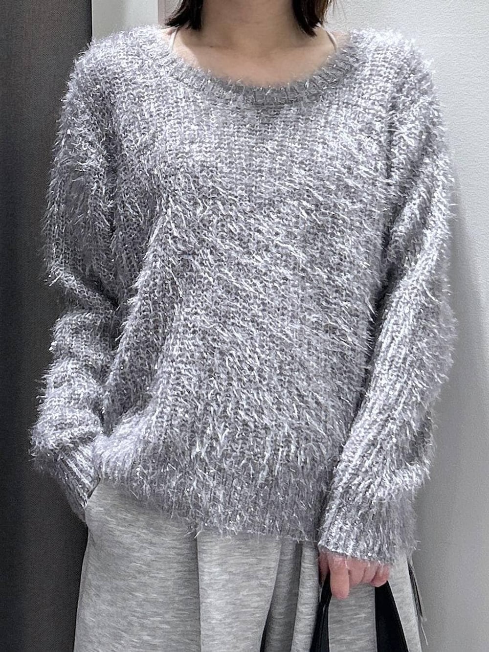 グレー系のその他アウター、ブラック系のブーツ、グレー系のスウェットパンツを着用したレディースの秋コーディネートの4枚目の写真