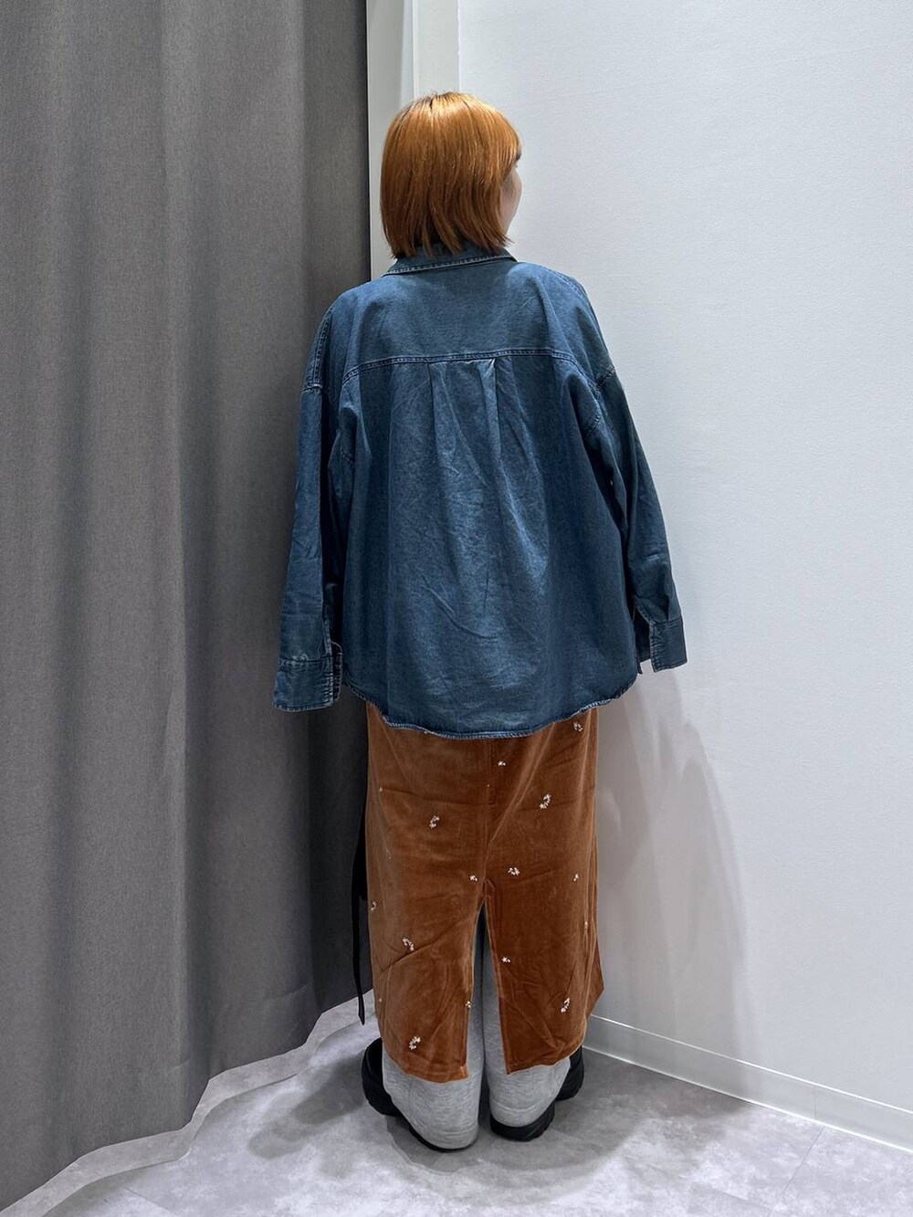 ブルー系のシャツ/ブラウス、ブラック系のショルダーバッグ、グレー系のスウェットパンツを着用したレディースの秋コーディネートの3枚目の写真