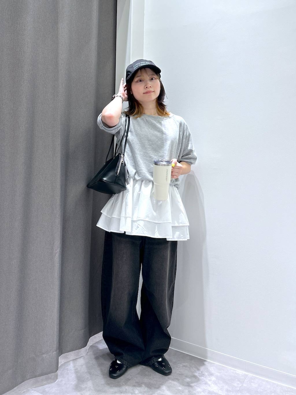 「着痩せ・細見え、個性派、ヘルシー、差し色コーデ、ベーシック/シンプル、きれいめ、カジュアル、LAKOLE、夏コーデ、ガーリー」｜「LAKOLEのオーバーダイカーブデニム / 147147（デニムパンツ、ブラック系）」を使った、takiさん（レディース・158cm）の夏コーディネートの6枚目の写真
