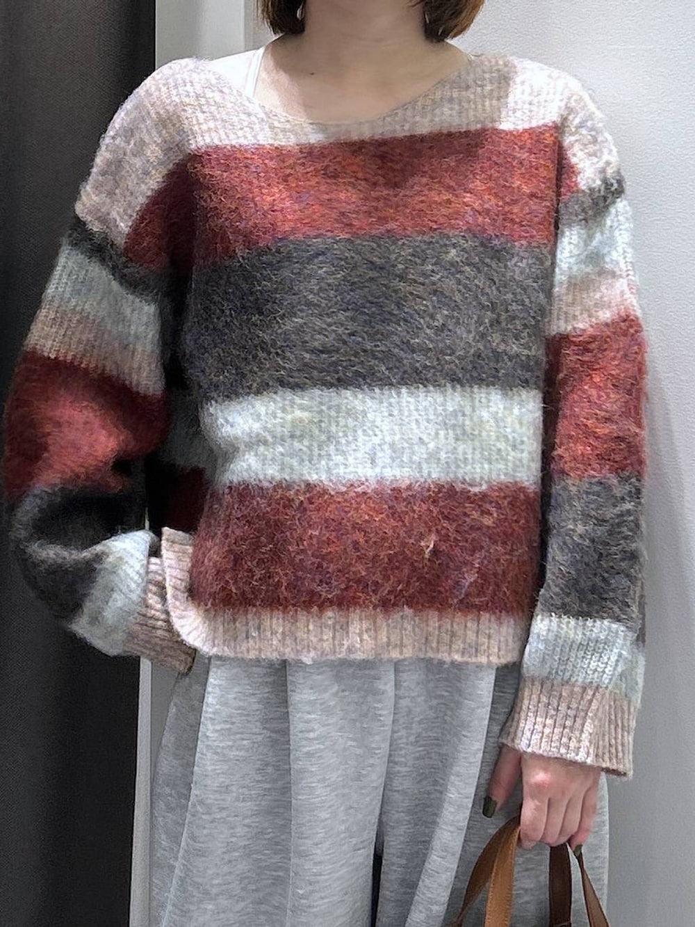 ブラウン系のスリッポン、グレー系のスウェットパンツ、ブラウン系のショルダーバッグを着用したレディースの秋コーディネートの5枚目の写真