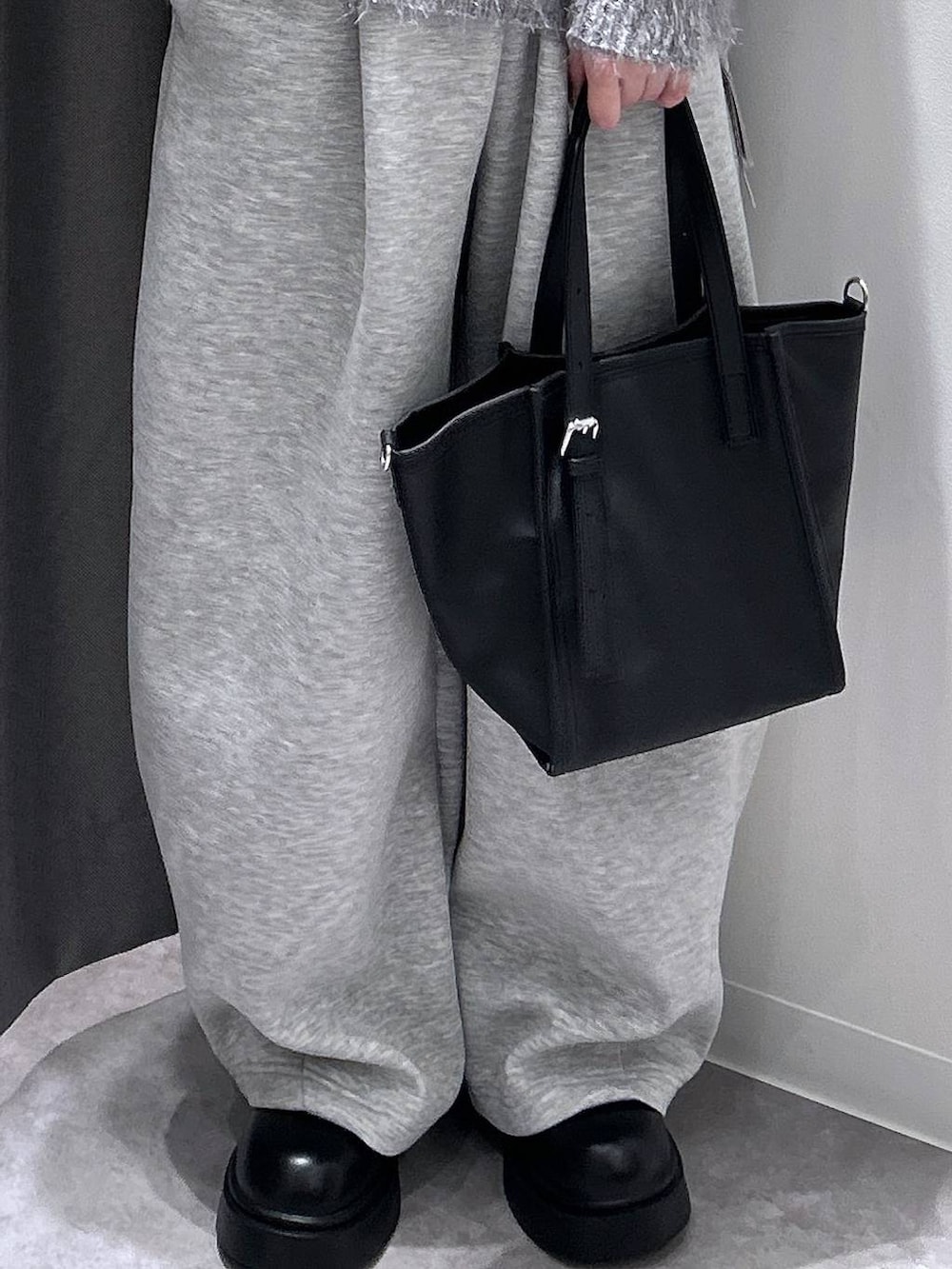 グレー系のその他アウター、ブラック系のブーツ、グレー系のスウェットパンツを着用したレディースの秋コーディネートの5枚目の写真