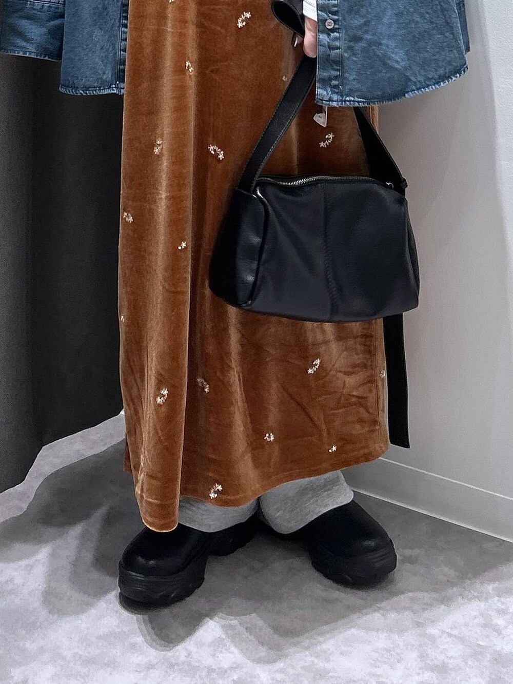 ブルー系のシャツ/ブラウス、ブラック系のショルダーバッグ、グレー系のスウェットパンツを着用したレディースの秋コーディネートの5枚目の写真