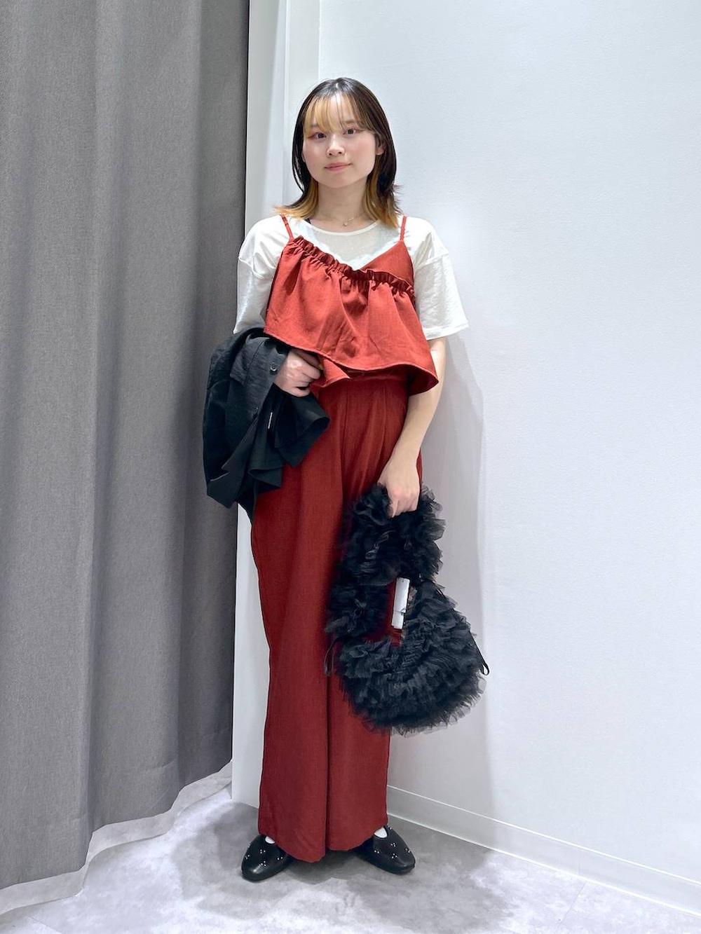 「着痩せ・細見え、個性派、ヘルシー、差し色コーデ、メンズライク、ベーシック/シンプル、きれいめ、カジュアル、LAKOLE、夏コーデ、サロペット、オケージョン」｜「LAKOLEのチュールフリル2WAYバッグ / 250979（ショルダーバッグ、ブラック系）」を使った、takiさん（レディース・158cm）の夏コーディネートの4枚目の写真