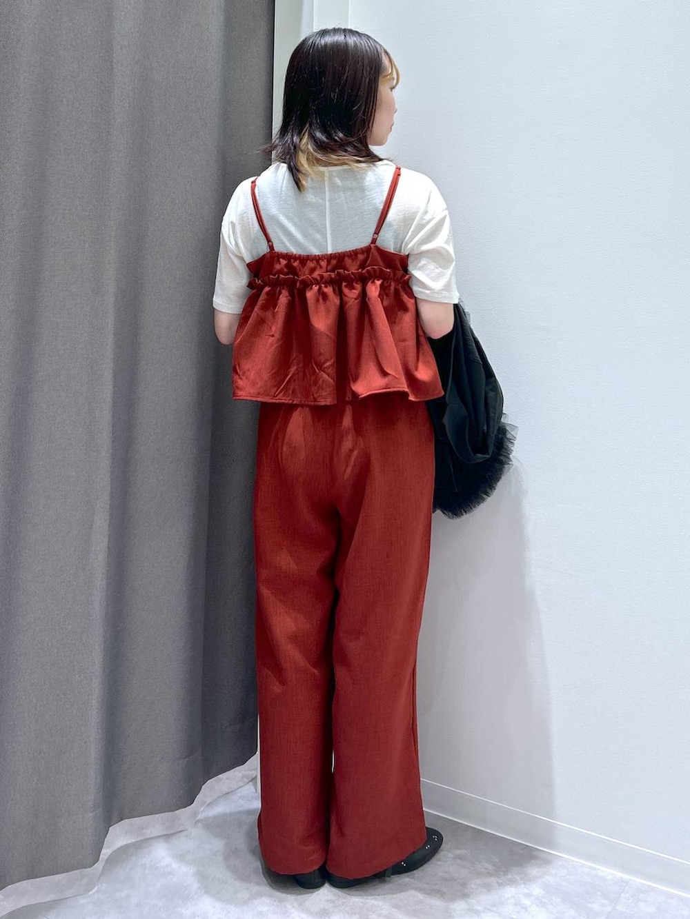 「着痩せ・細見え、個性派、ヘルシー、差し色コーデ、メンズライク、ベーシック/シンプル、きれいめ、カジュアル、LAKOLE、夏コーデ、サロペット、オケージョン」｜「LAKOLEのチュールフリル2WAYバッグ / 250979（ショルダーバッグ、ブラック系）」を使った、takiさん（レディース・158cm）の夏コーディネートの5枚目の写真