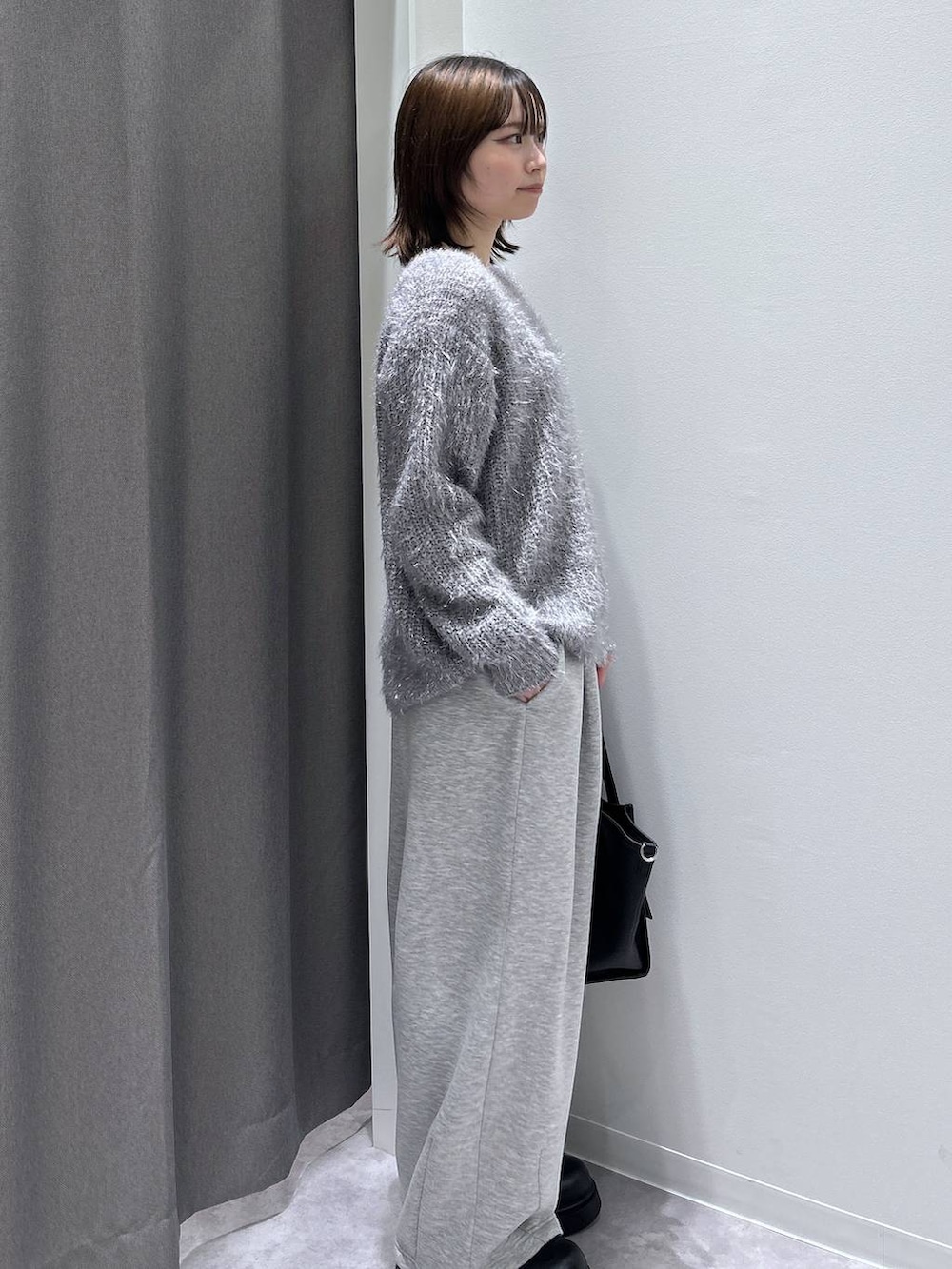 グレー系のその他アウター、ブラック系のブーツ、グレー系のスウェットパンツを着用したレディースの秋コーディネートの3枚目の写真