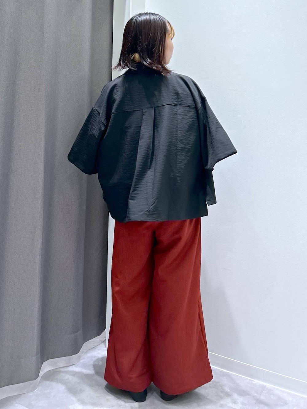 「着痩せ・細見え、個性派、ヘルシー、差し色コーデ、メンズライク、ベーシック/シンプル、きれいめ、カジュアル、LAKOLE、夏コーデ、サロペット、オケージョン」｜「LAKOLEのチュールフリル2WAYバッグ / 250979（ショルダーバッグ、ブラック系）」を使った、takiさん（レディース・158cm）の夏コーディネートの6枚目の写真