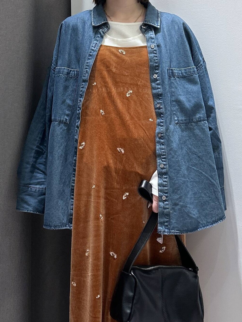 ブルー系のシャツ/ブラウス、ブラック系のショルダーバッグ、グレー系のスウェットパンツを着用したレディースの秋コーディネートの4枚目の写真