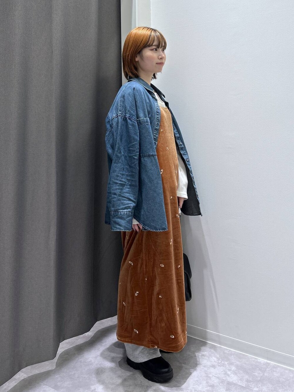 ブルー系のシャツ/ブラウス、ブラック系のショルダーバッグ、グレー系のスウェットパンツを着用したレディースの秋コーディネートの2枚目の写真