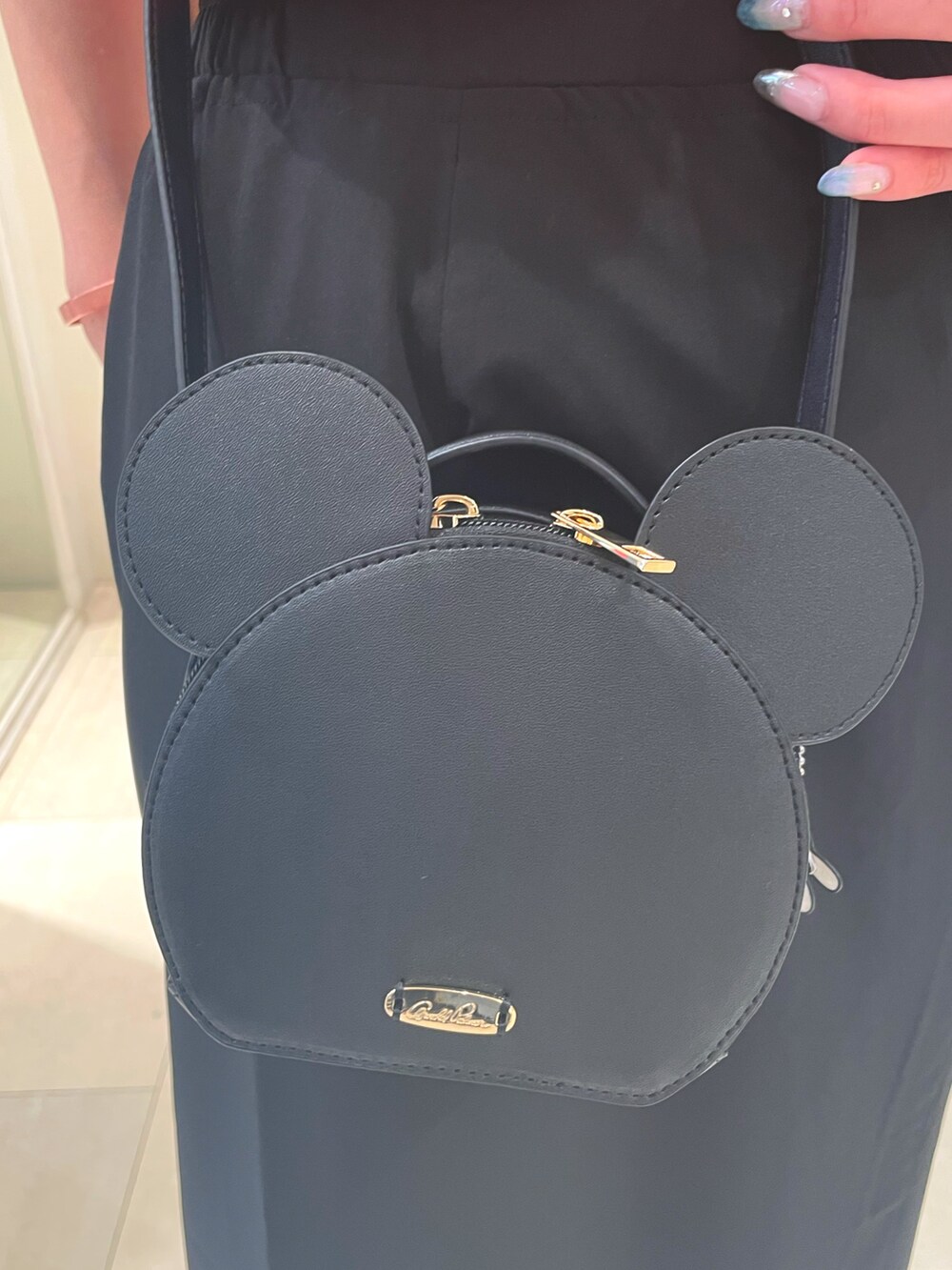 ブラック系のサンダル、レッド系のTシャツ/カットソー、ブラック系のスカートを着用したレディースの夏コーディネートの5枚目の写真