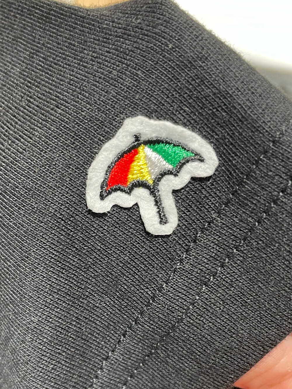 イエロー系のTシャツ/カットソー、ブラック系のTシャツ/カットソー、ホワイト系のスニーカーを着用したレディースの夏コーディネートの5枚目の写真