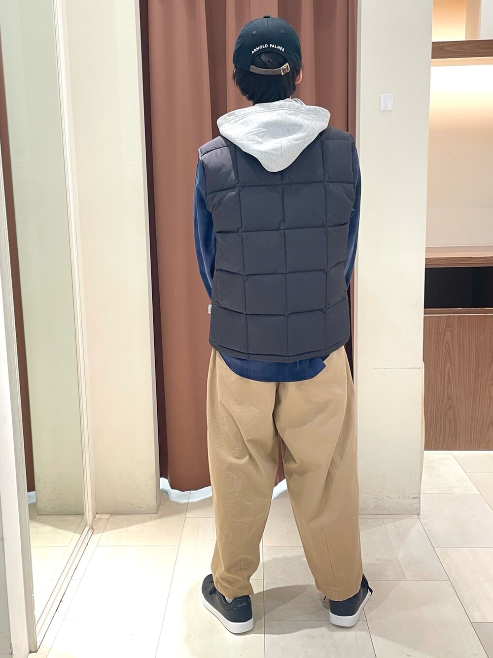 ホワイト系のTシャツ/カットソー、ベージュ系のボディバッグ/ウエストポーチ、ブルー系のシャツ/ブラウスを着用したメンズの秋コーディネートの3枚目の写真