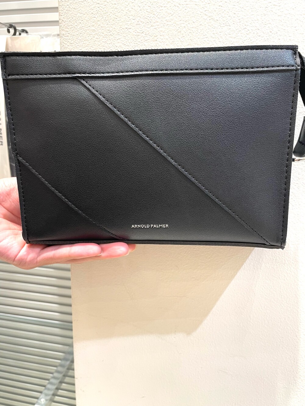 ブルー系のシャツ/ブラウス、ブラック系のショルダーバッグ、ホワイト系のTシャツ/カットソーを着用したメンズの夏コーディネートの5枚目の写真