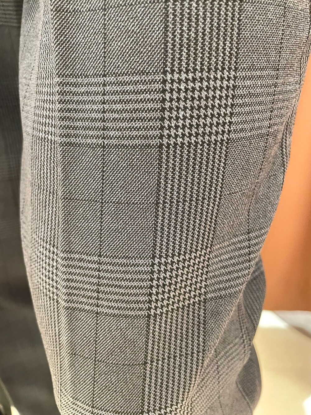 ブルー系のスニーカー、レッド系のバックパック/リュック、ベージュ系のスタジャンを着用したメンズの秋コーディネートの6枚目の写真