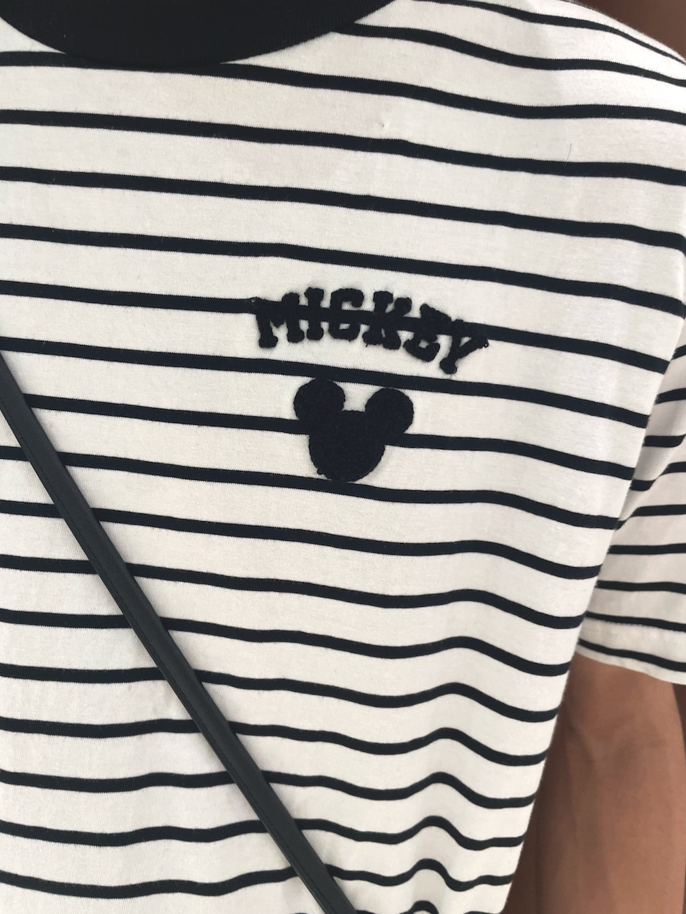 ブラック系のスニーカー、ブルー系のその他パンツ、ブラック系のショルダーバッグを着用したメンズの夏コーディネートの4枚目の写真