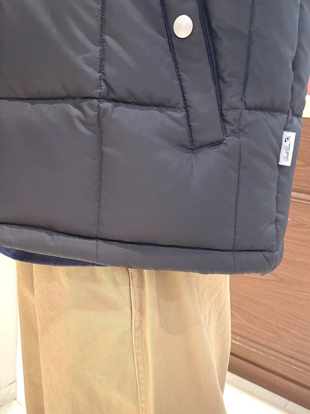 ホワイト系のTシャツ/カットソー、ベージュ系のボディバッグ/ウエストポーチ、ブルー系のシャツ/ブラウスを着用したメンズの秋コーディネートの6枚目の写真