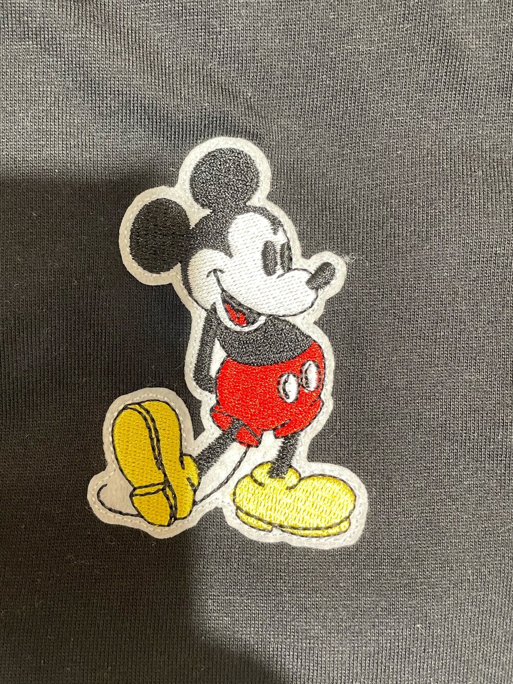 イエロー系のTシャツ/カットソー、ブラック系のTシャツ/カットソー、ホワイト系のスニーカーを着用したレディースの夏コーディネートの4枚目の写真