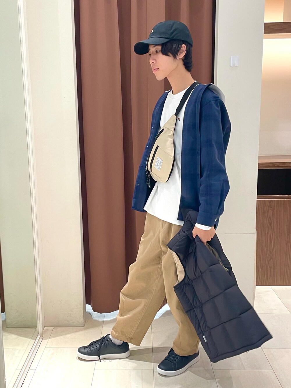 ホワイト系のTシャツ/カットソー、ベージュ系のボディバッグ/ウエストポーチ、ブルー系のシャツ/ブラウスを着用したメンズの秋コーディネートの2枚目の写真