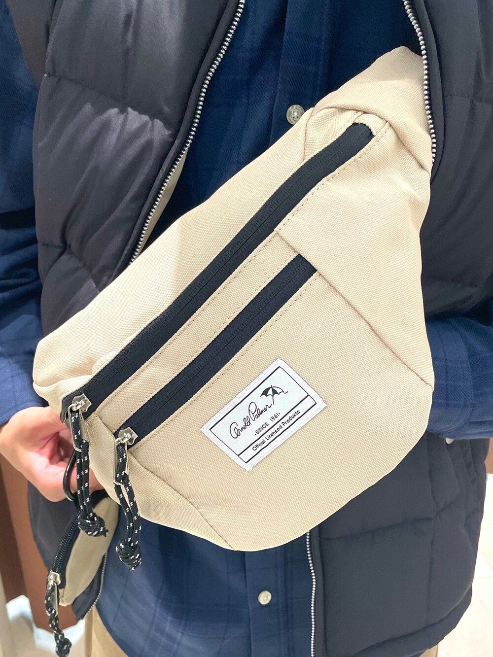 ホワイト系のTシャツ/カットソー、ベージュ系のボディバッグ/ウエストポーチ、ブルー系のシャツ/ブラウスを着用したメンズの秋コーディネートの5枚目の写真